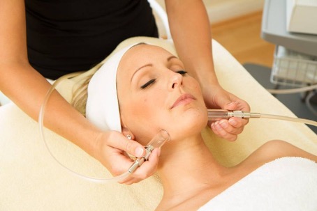Kosmetische Gesichtsbehandlung mit apparativer Anwendung bei My Beauty & Health in Frankfurt-Bockenheim