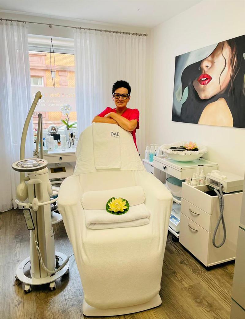 Helga Manns in ihrem Kosmetikstudio My Beauty & Health in Frankfurt-Bockenheim